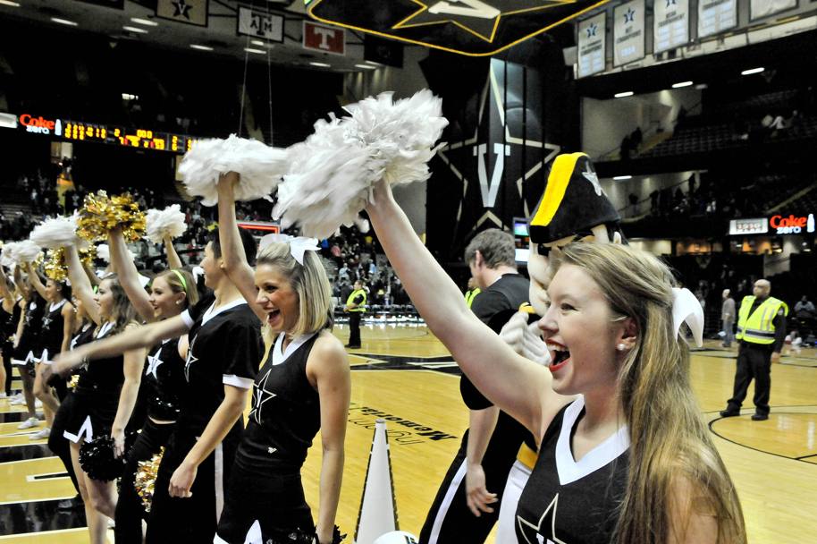 Le ballerine dei Vanderbilt Commodores festeggiano il successo per 76-53 sui Missouri Tigers, al Memorial Gym di Nashville, in Tennessee. (Reuters)
